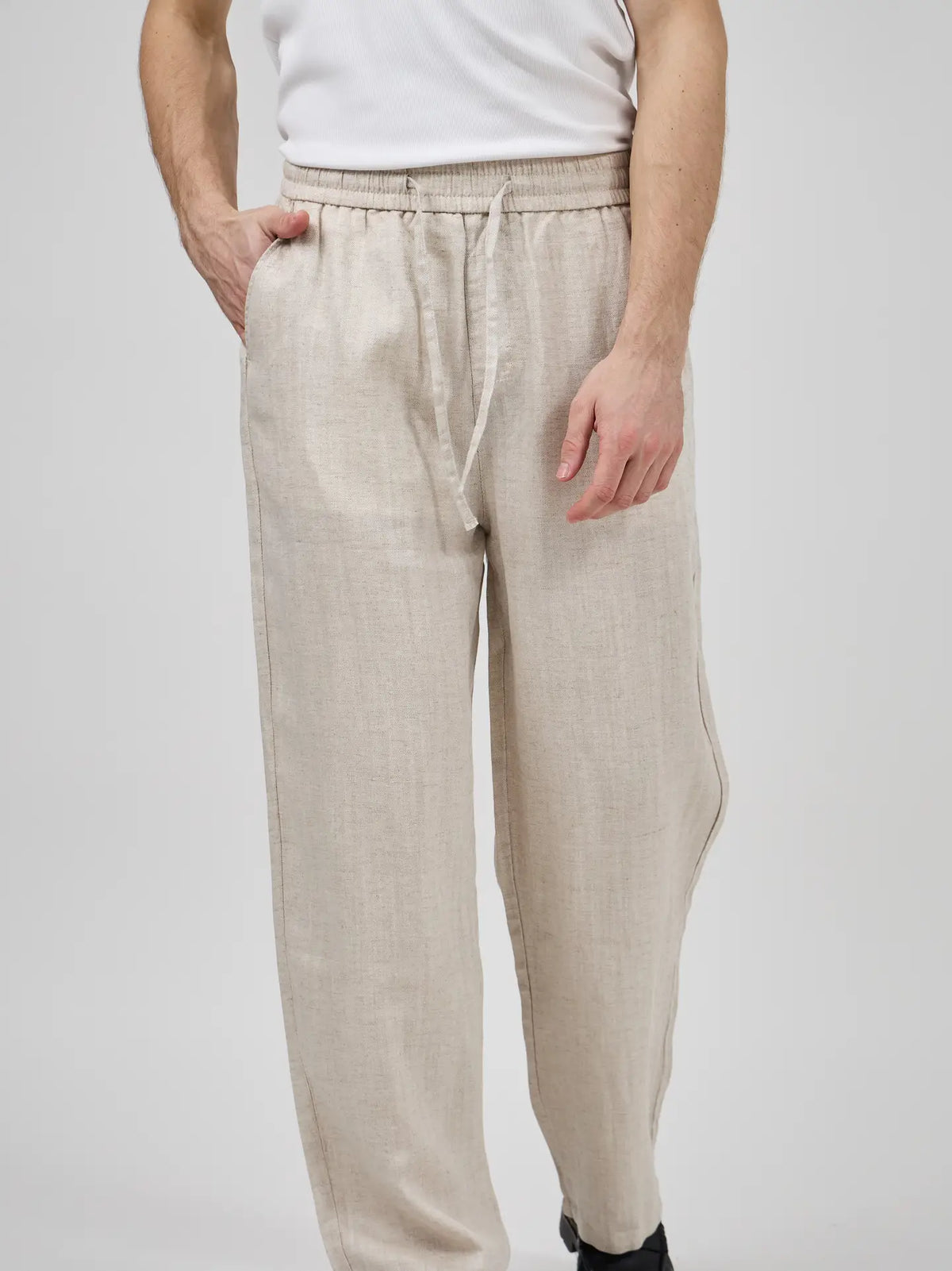 Herren-Leinenhose in Beige mit elastischem Bund
