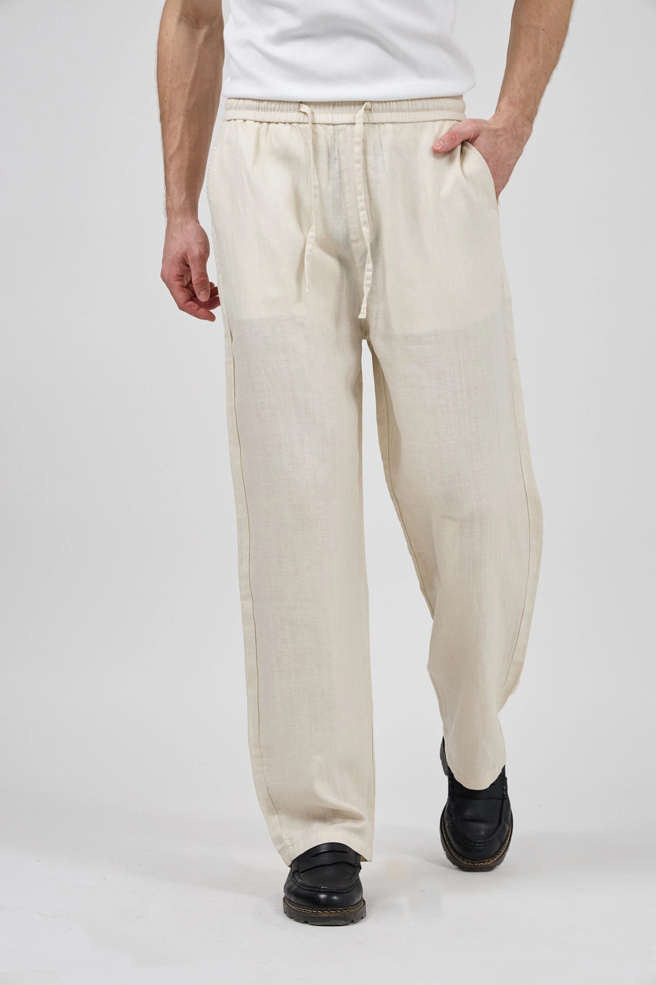 Herren-Leinenhose in Naturbeige mit geradem Schnitt
