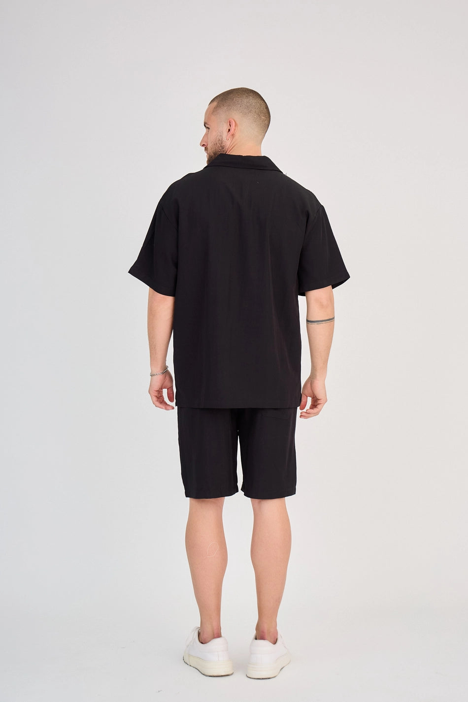 Herren-shorts-schwarz-rueckseite	