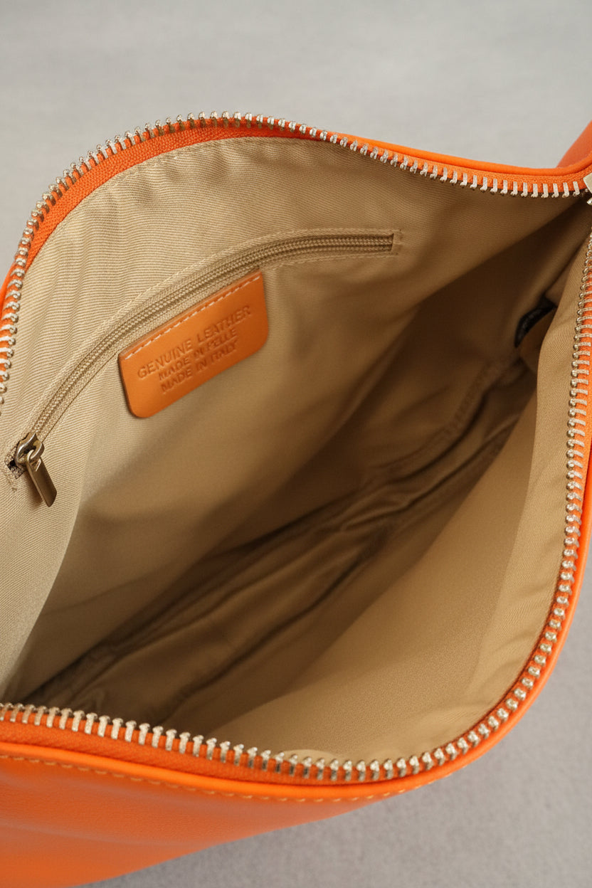 Innenansicht der orangefarbenen Ledertasche aus Echtleder