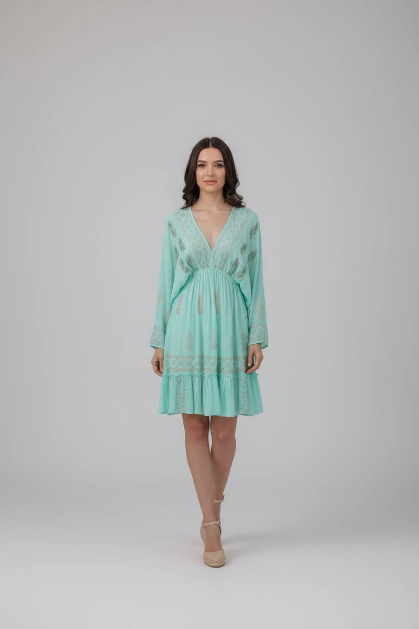 Kurzes Boho-Kleid in Aquamarin mit dekorativer Stickerei