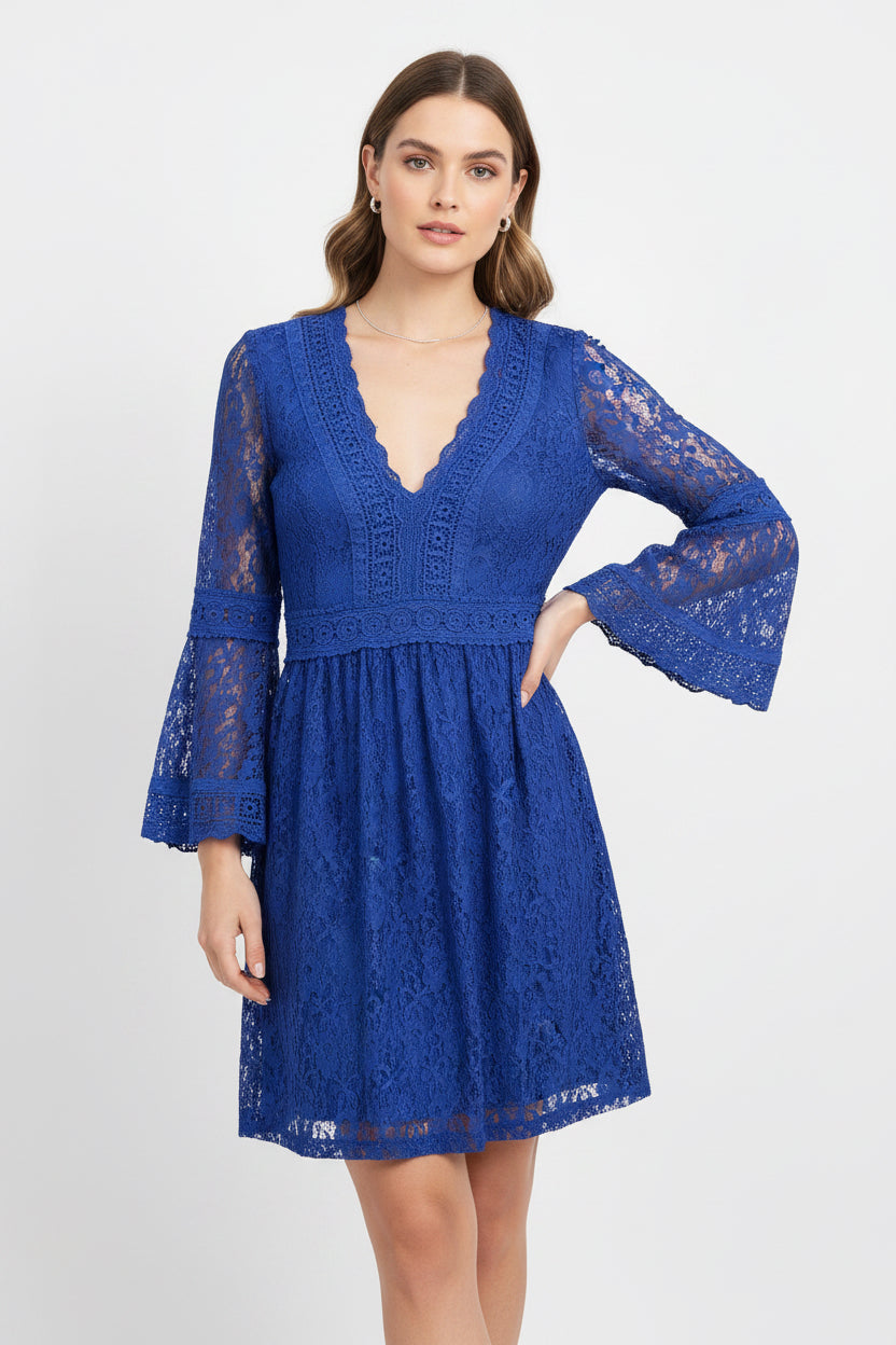 Kurzes Spitzenkleid mit Trompetenärmeln in Royalblau
