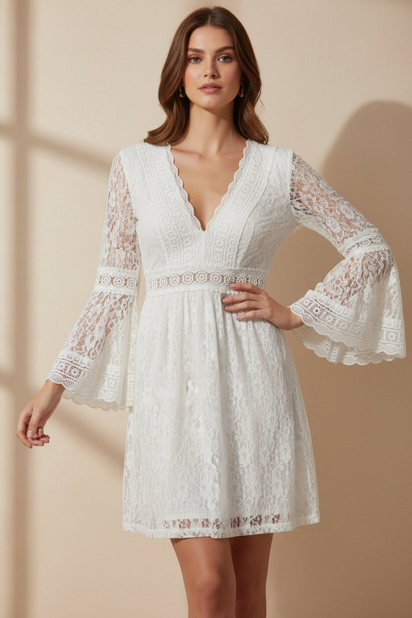 Kurzes Spitzenkleid mit Trompetenärmeln in Weiss