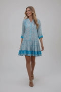 Kurzes blaues Damenkleid mit Paisley-Print im Boho-Stil