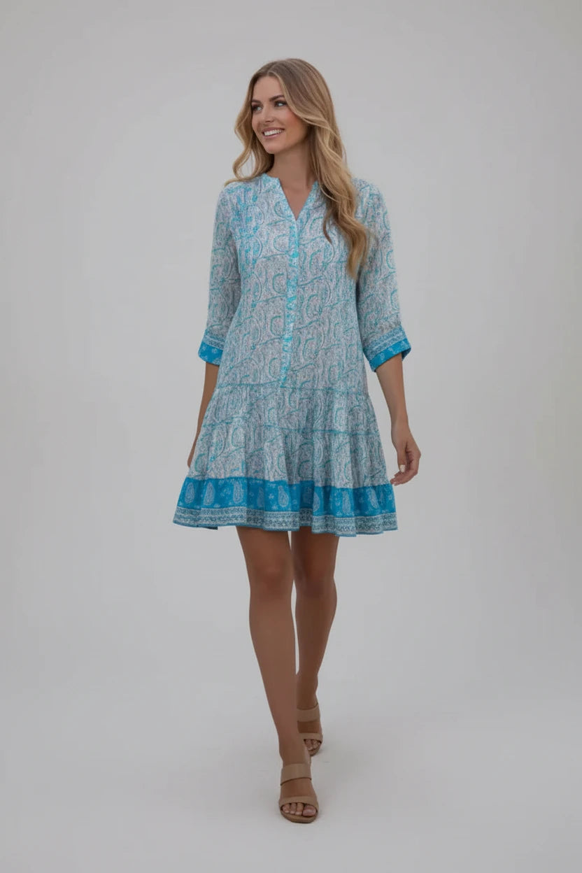 Kurzes blaues Damenkleid mit Paisley-Print im Boho-Stil
