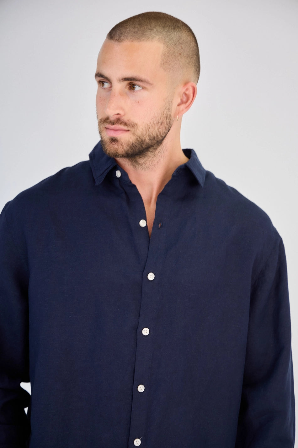 Langarm-Leinenhemd Herren in Marineblau – Detailansicht
