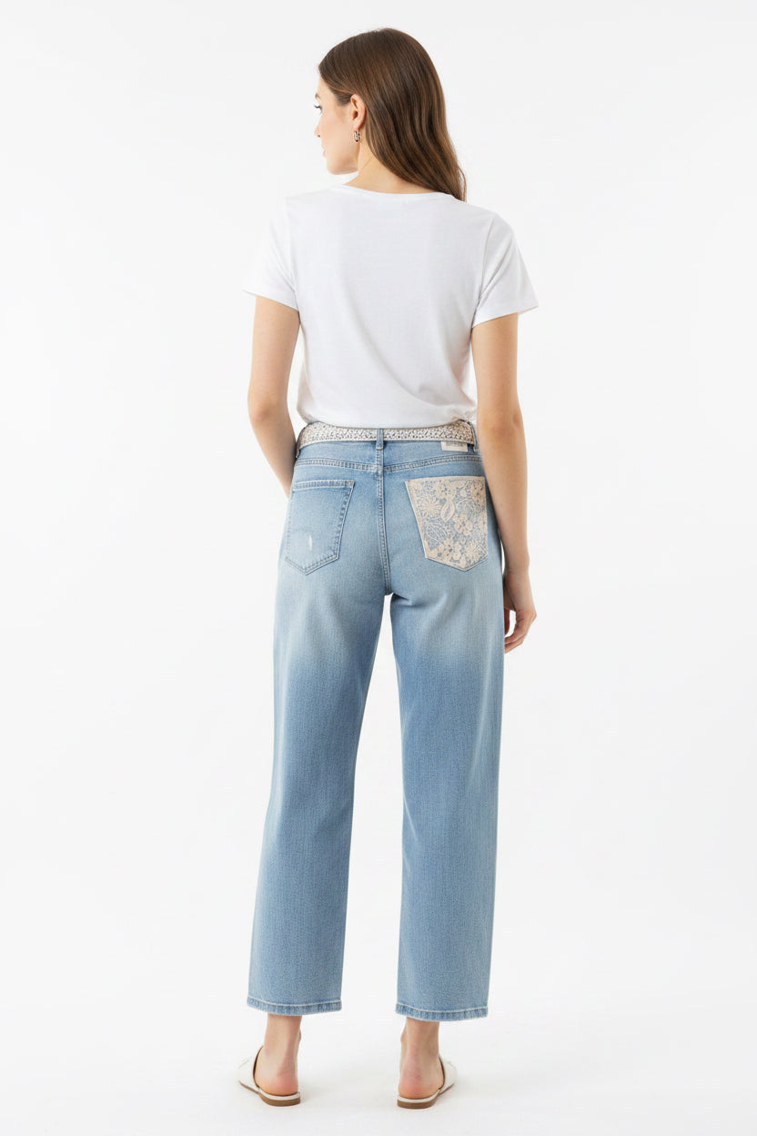 Light-Blue-Jeans mit Spitzendetails – Rückansicht