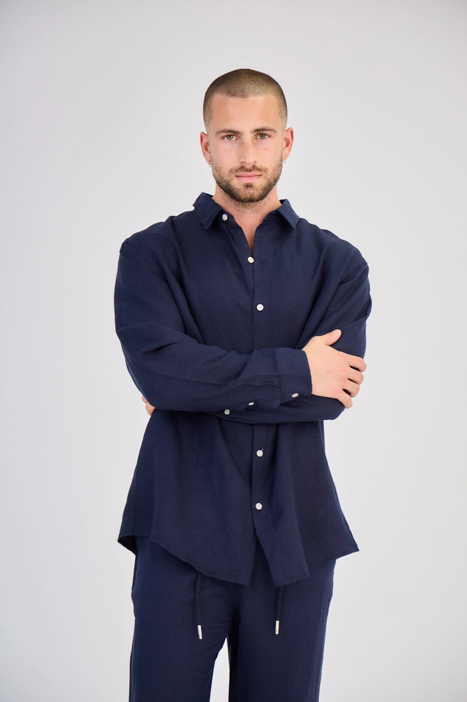 Marineblaues Herren-Leinenhemd – Vorderansicht
