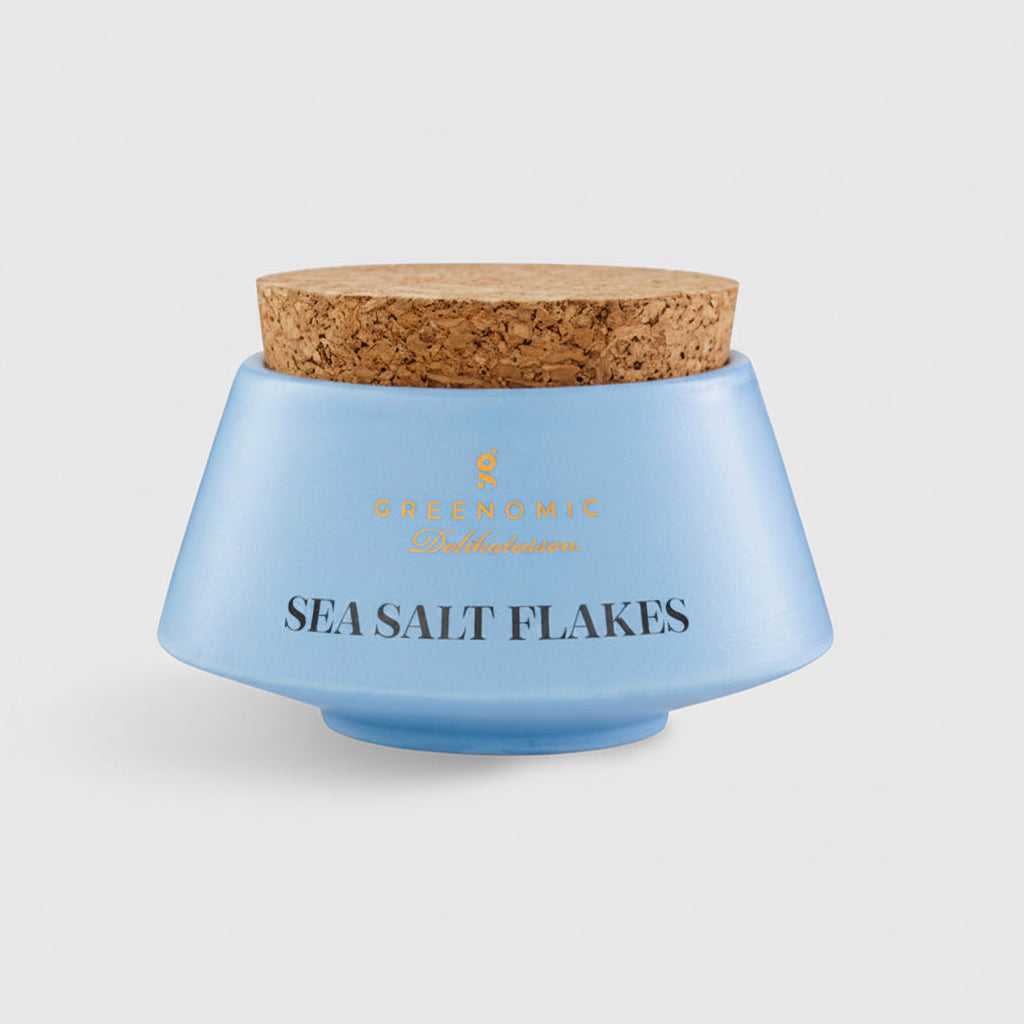 Meersalz-Flakes im blauen Keramiktopf mit Korkdeckel
