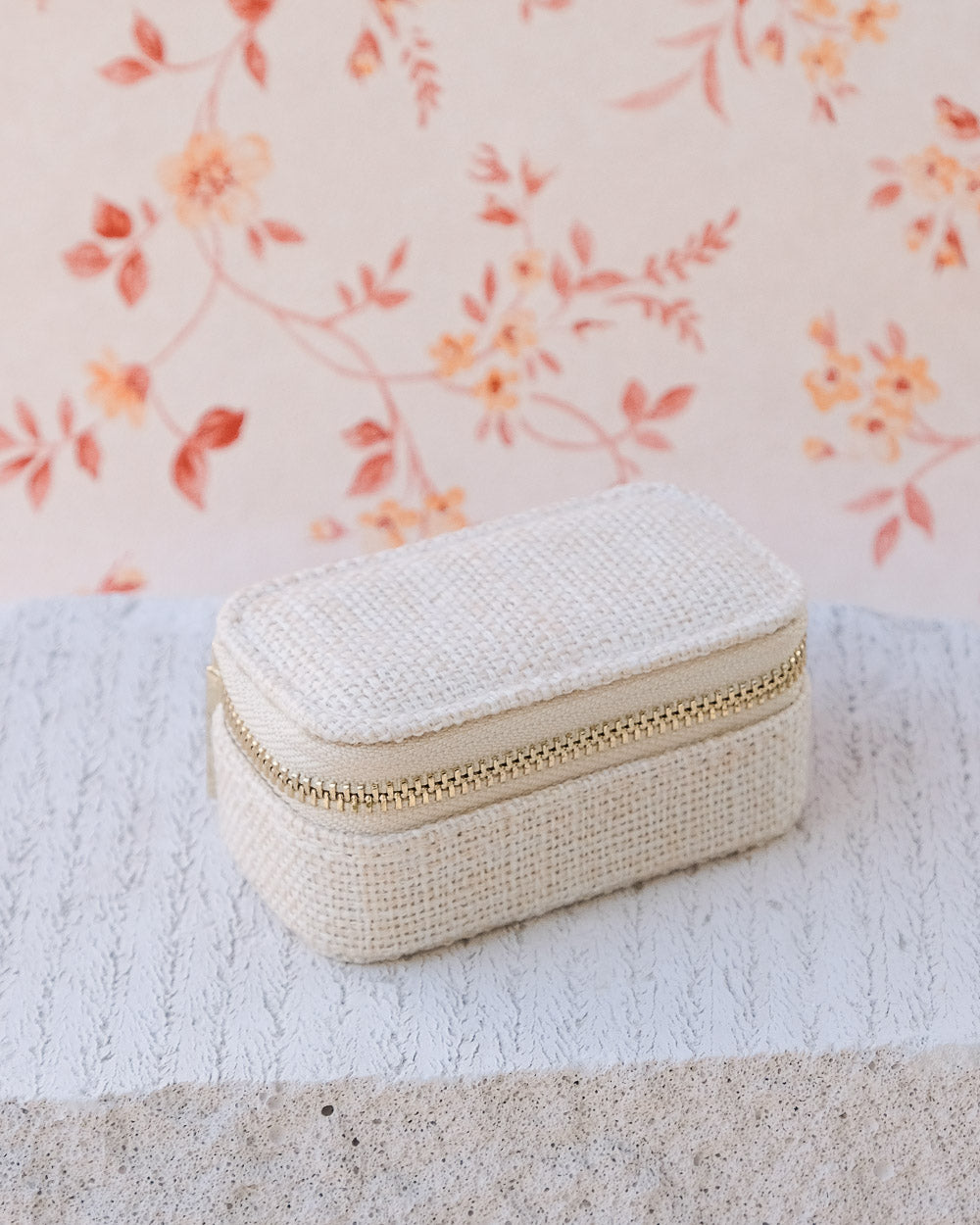 Mini Reise-Schmuckkästchen in Beige geschlossen