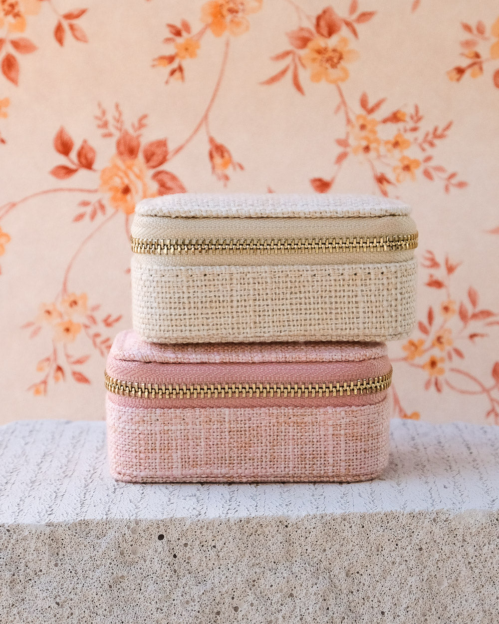 Mini Schmuckkästchen in Beige und Rosa gestapelt