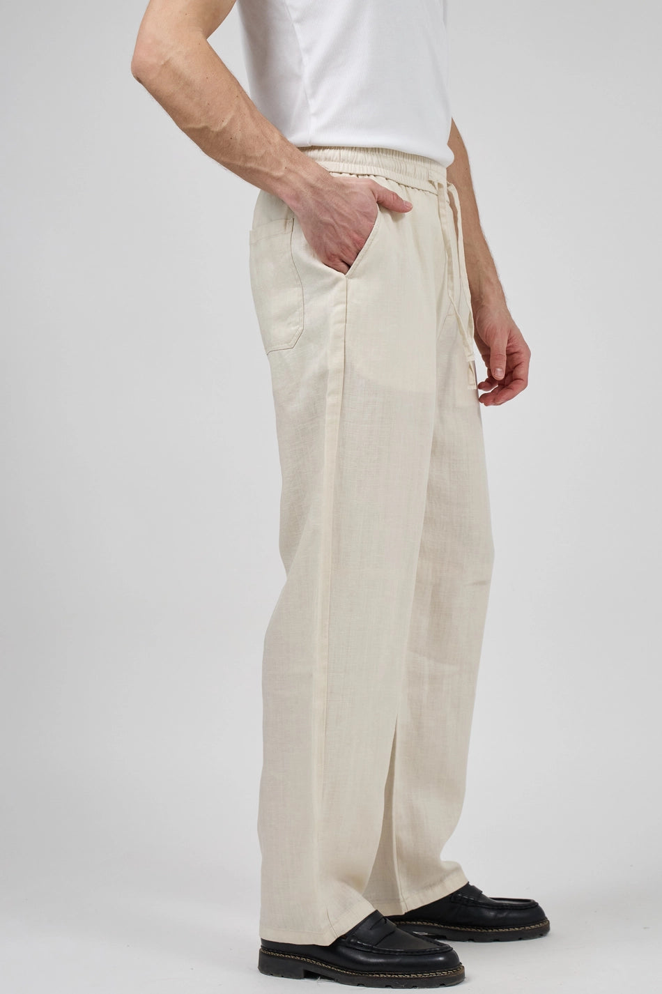 Naturbeige Herren-Leinenhose in Seitenansicht
