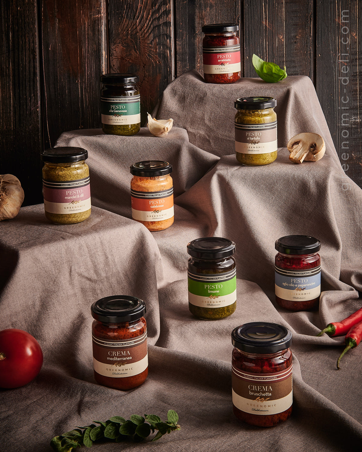 Pesto alla Genovese mit italienischen Feinkost-Spezialitäten und Crema Bruschetta mit italienischen Feinkost-Spezialitäten

