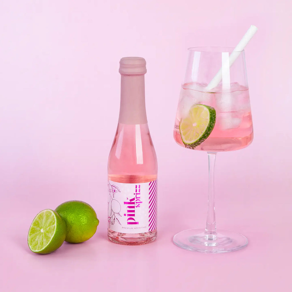 Pink Sprizz mit Limette im Aperitifglas
