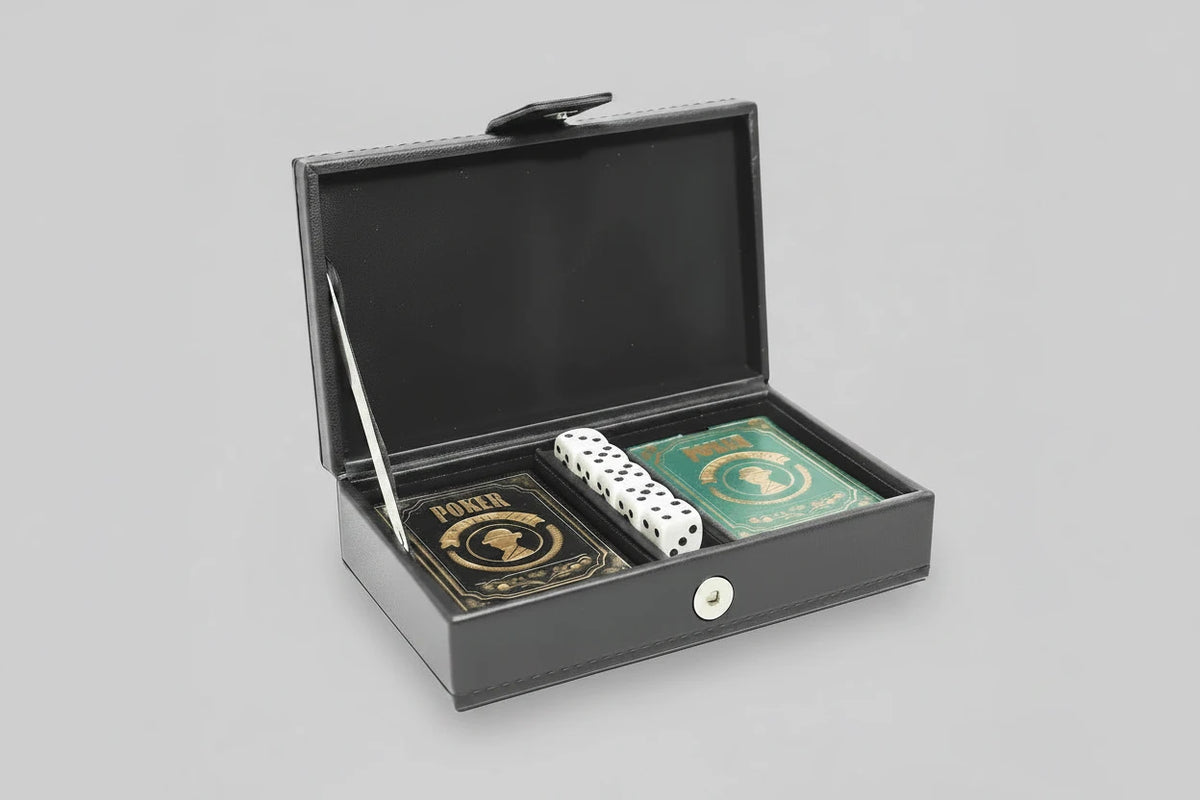 Poker-Set im schwarzen Kunstleder-Etui mit Kartendecks und Würfeln
