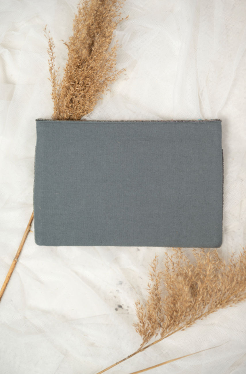 Rückseite der Clutchtasche in Grau