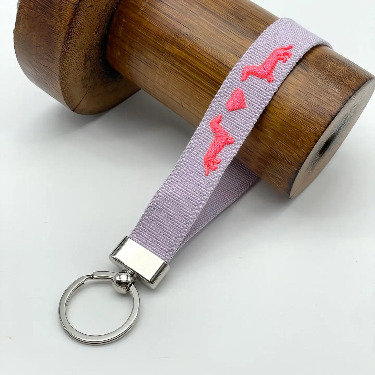 Schlüsselanhänger DACKEL in Flieder mit Herzmotiv