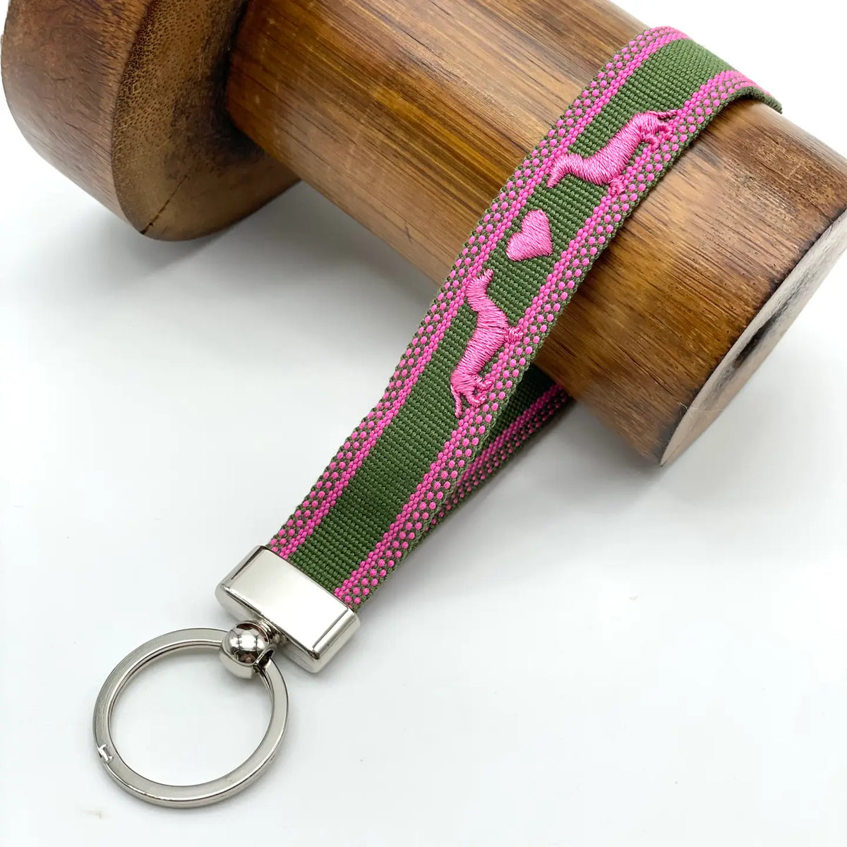 Schlüsselanhänger DACKEL in Grün und Rosa mit Dackel- und Herzmotiv