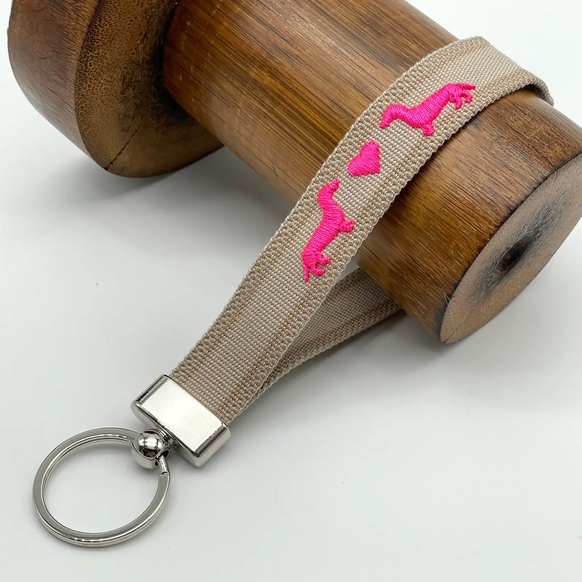 Schlüsselanhänger DACKEL in Taupe mit Dackel- und Herzmotiv
