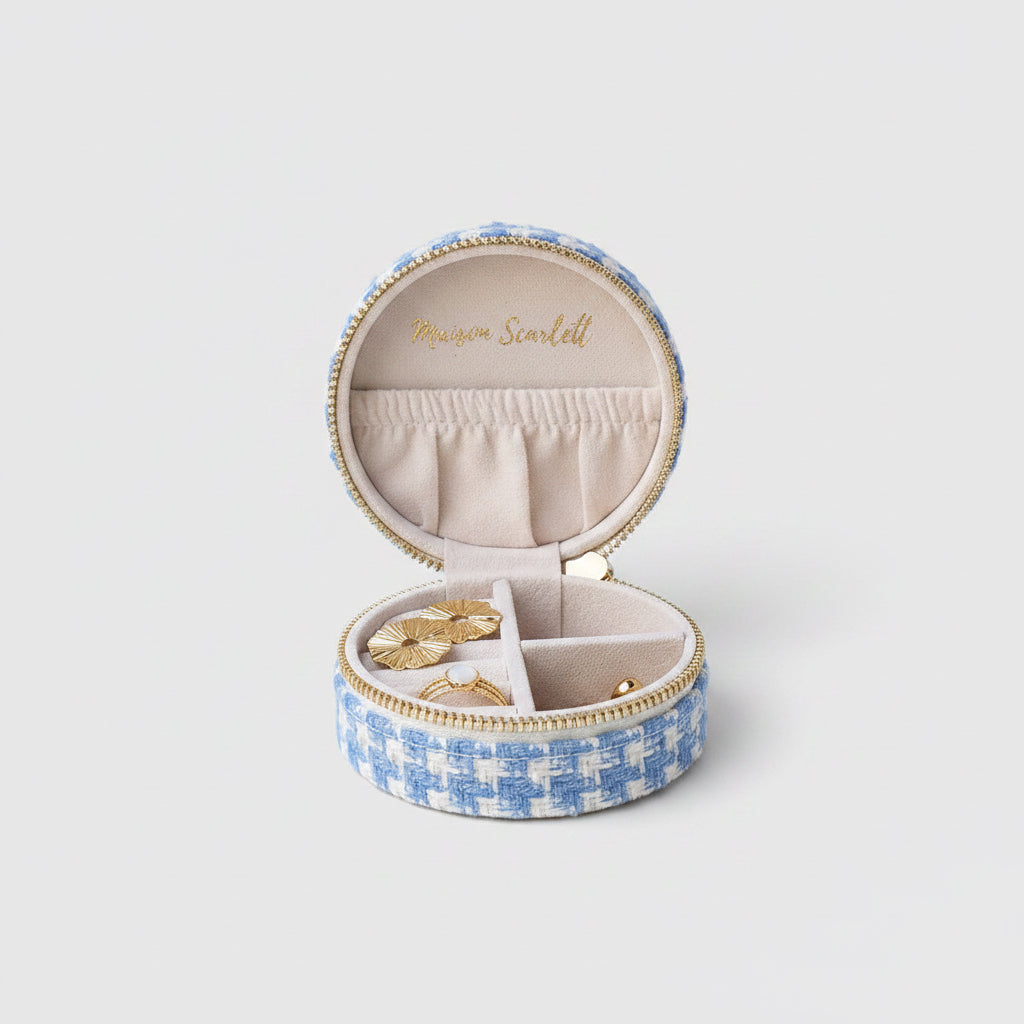 Schmuckkästchen mit Hahnentrittmuster in Himmelblau geöffnet