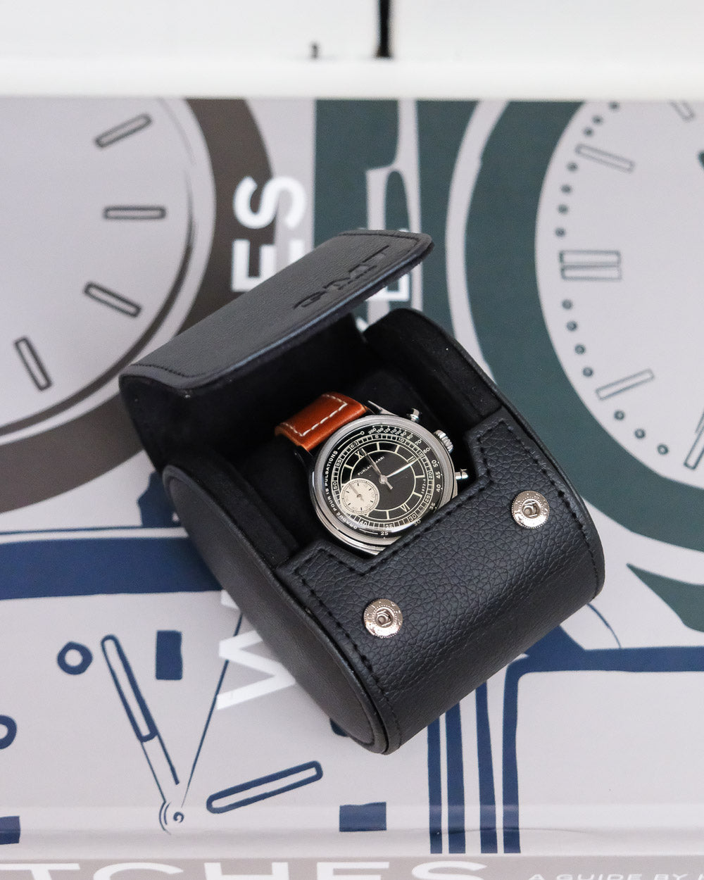 Schwarze Reise-Uhrenbox mit Uhr
