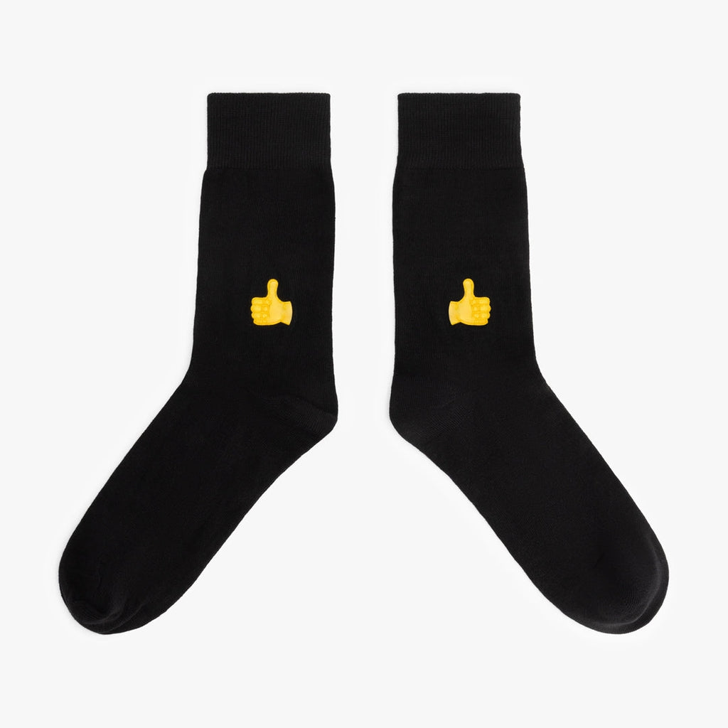 Schwarze Socken mit gelbem Daumenhoch Motiv

