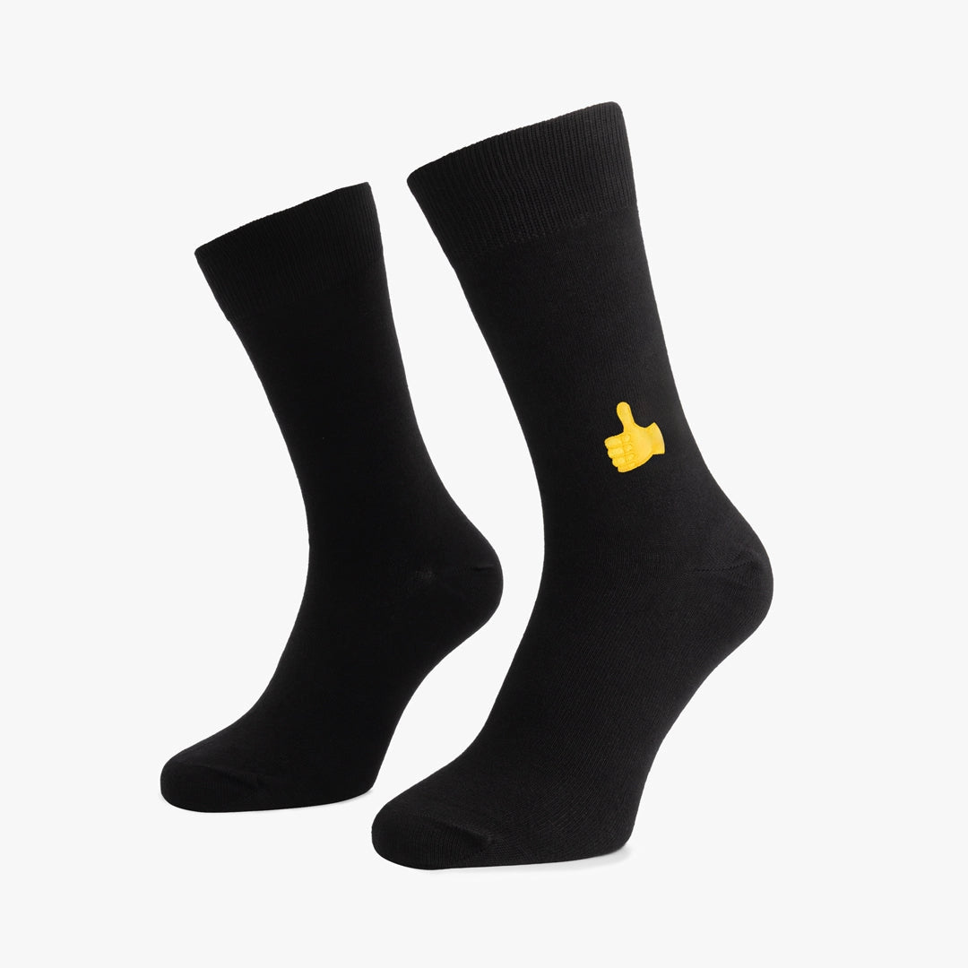 Schwarze Socken mit gelbem Daumenhoch Motiv Seitlich
