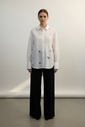 Weisse Oversize-Bluse mit floraler Lochstickerei – getragen