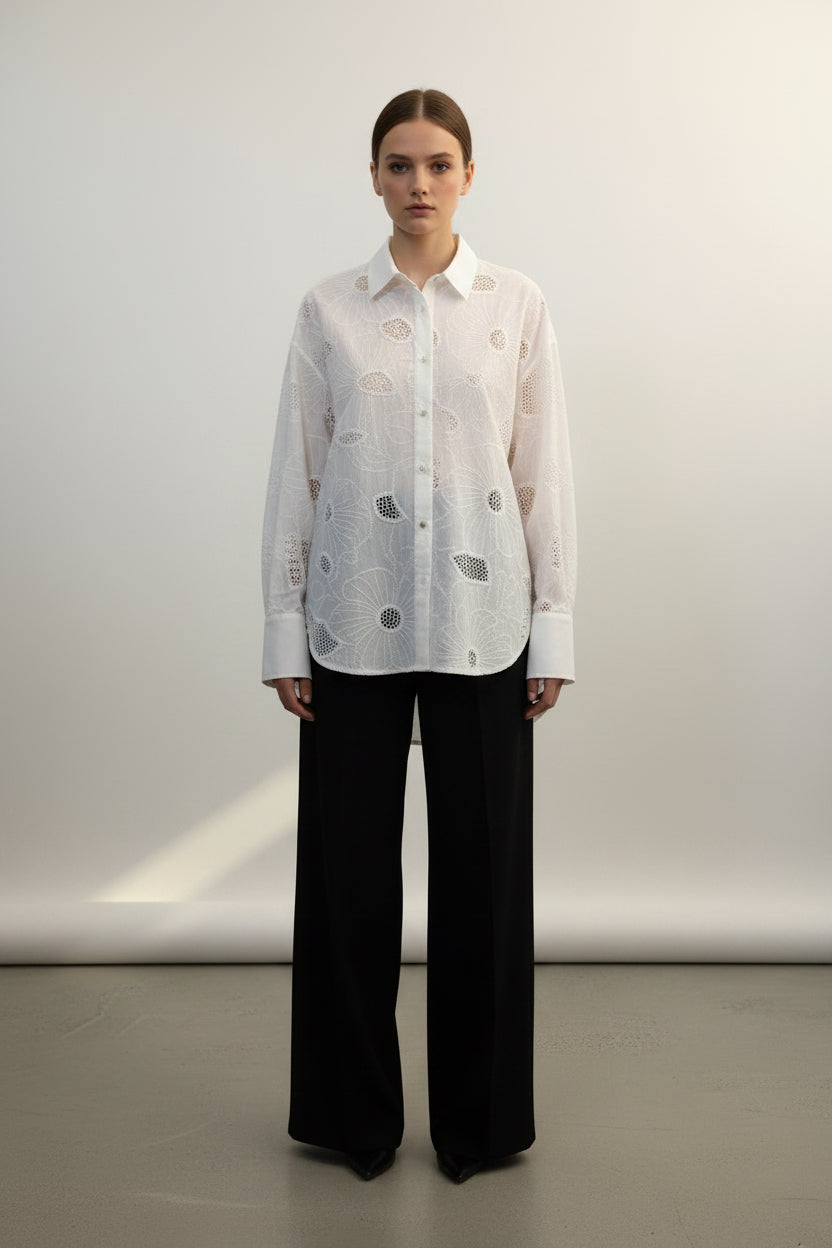 Weisse Oversize-Bluse mit floraler Lochstickerei – getragen