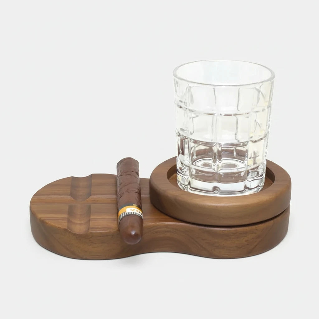 Whiskyglas 310 ml auf Holztablett mit Zigarrenhalter
