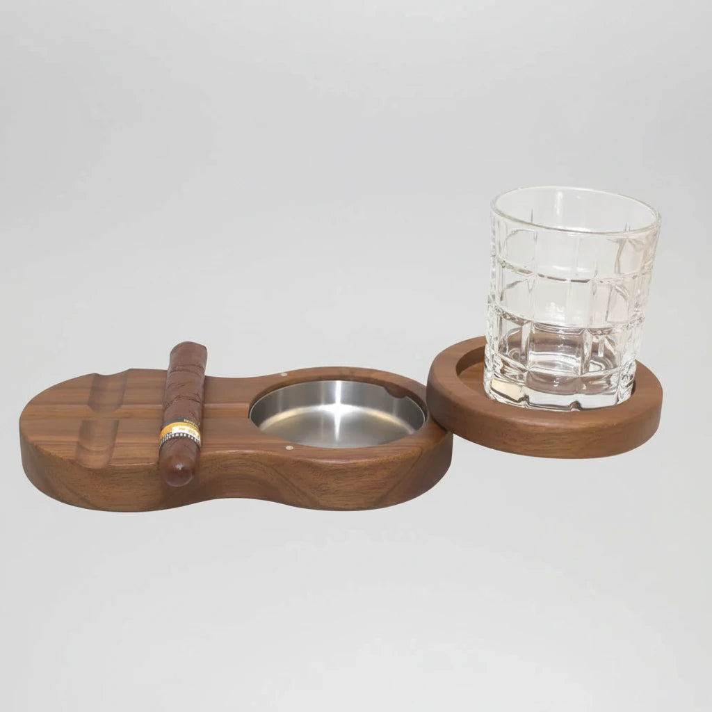 Whiskyglas mit Holztablett und Zigarrenhalter
