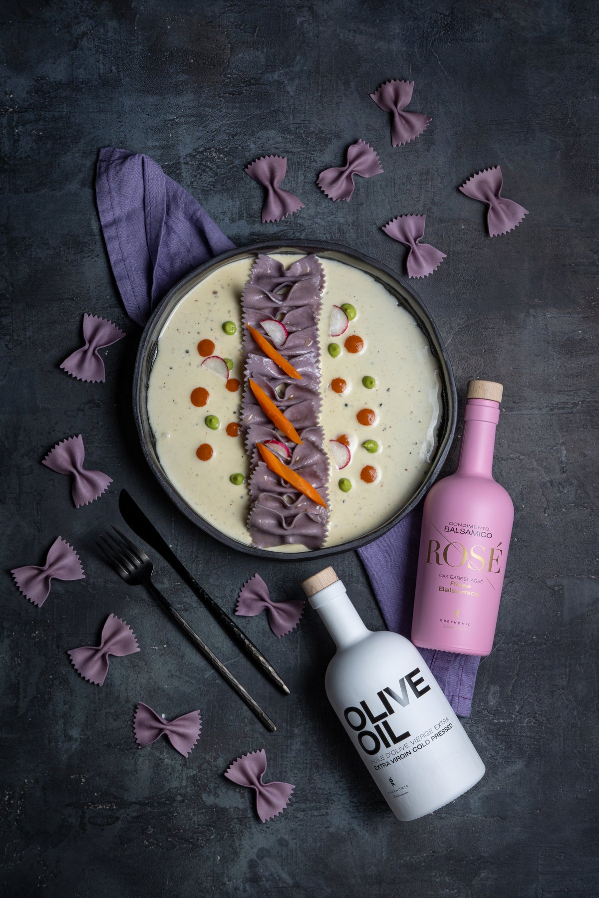 Zubereitete Butterfly Viola Pasta mit violetten Farfalle
