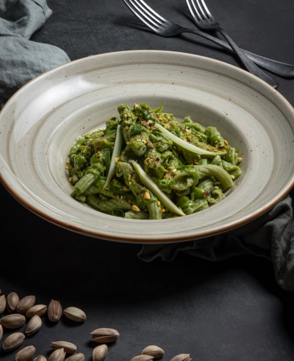 Zubereitete Pasta al Pistacchio Siciliano mit Pistazien
