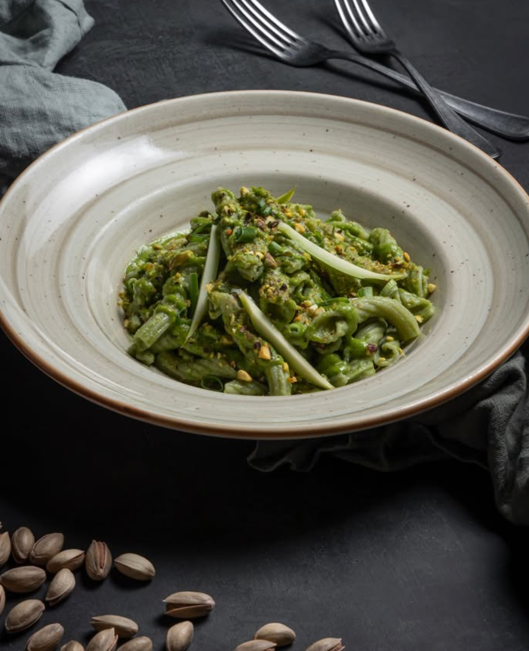 Zubereitete Pasta al Pistacchio Siciliano mit Pistazien
