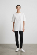 Alt-Text: Weisses Damen-T-Shirt mit Ton-in-Ton-Stickerei – Vorderansicht